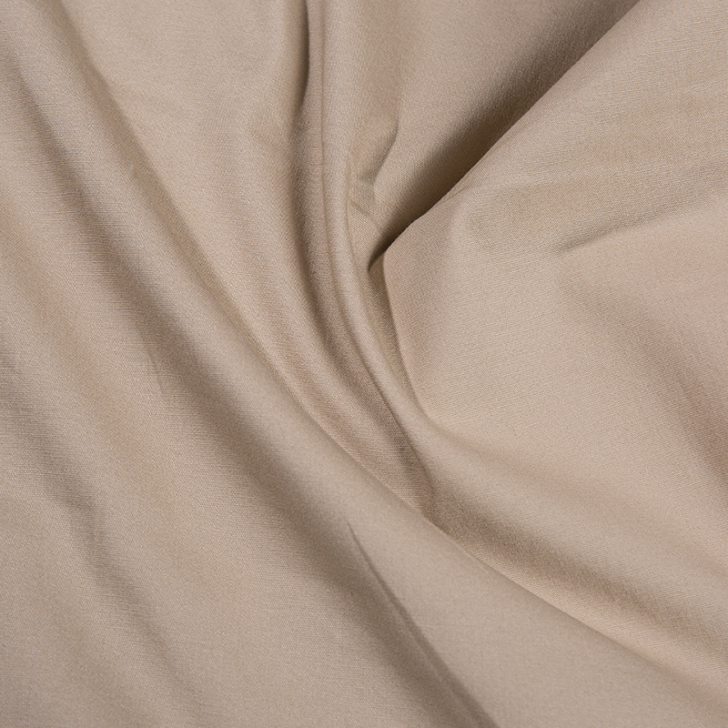 نسيج سيدة يحدد أناقة الموضة النسائية